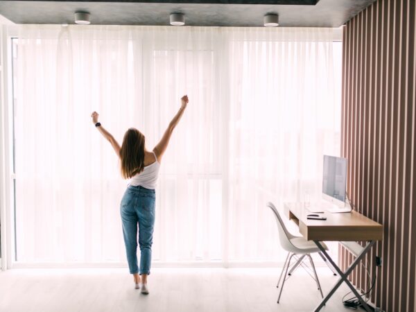 Como usar cortinas para deixar a sala mais aconchegante e sofisticada