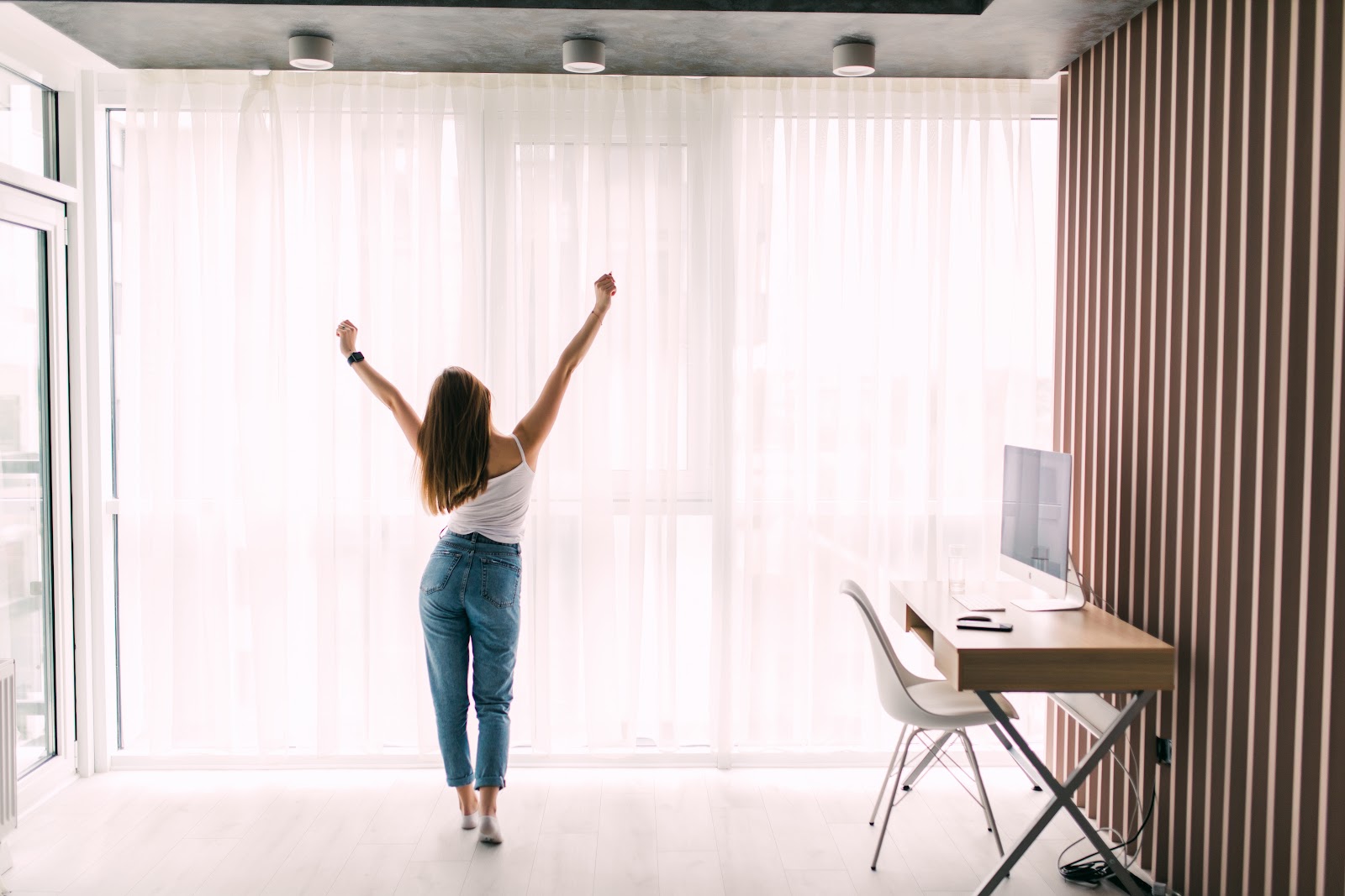 Como usar cortinas para deixar a sala mais aconchegante e sofisticada